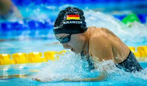 Elena Semechin beim Brustschwimmen in Aktion
