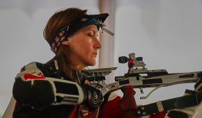 Natascha Hiltrop beäugt ihr Luftgewehr auf der Schießanlage in Chateauroux.