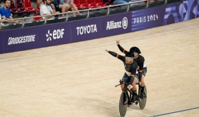 Die Bahn-Radsportler Robert Förstemann sitzt mit Thomas Ulbricht auf dem Tandem. Beide strecken die Faust zum Jubeln in die Luft.