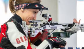 Natascha Hiltrop schießt bei den Paralympics 2024 beim Dreistellungskrampf. Auf dem Foto lädt sie ihre Waffe.