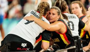 Svenja Mayer und Amanda Fanariotis umarmen sich