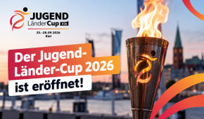 Ankündigungsgrafik zum Jugend-Länder-Cup 2026. Zu sehen ist eine Fackel mit dem Jugend-Länder-Cup-Logo - im Hintergrund ist die Stadt Kiel zu sehen.