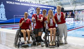 Gruppenbild von mehreren Medaillengewinner*innen bei der Para Schwimm-EM 2026. Drei Athletinnen und zwei Athleten jubeln mit ihren Medaillen in die Kamera.