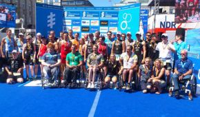 Athletinnen und Athleten beim Parathriatlon