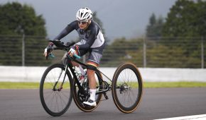 Angelika Dreock-Käser im Rennen auf dem Dreirad