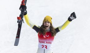 Anna-Maria Rieder jubelt mit den Händen in die Luft gestreckt