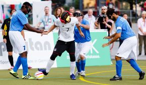 Ein deutscher Spieler verteidigt den Ball gegenüber drei Gegenspielern