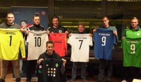 Sportler halten bunte Trikots in die Luft