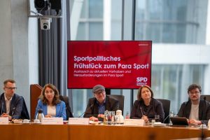 Lukas Niedenzu beim sportpolitischen Frühstück zum Para Sport
