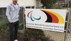 Foto von Daniel Zurkuhlen. Er steht vor der DBS Geschäftstelle.