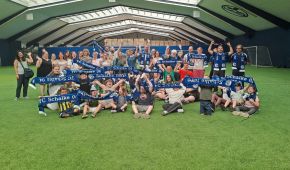 Kinder jubeln und halten Schals vom FC Schalke 04 in die Höhe.