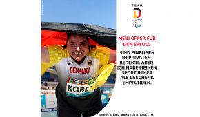 Birgit Kober jubelt mit der deutschen Fahne in den Händen