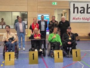 Die erstplatzierten Para Boccia Spieler präsentieren ihre Medaillen von der DM.