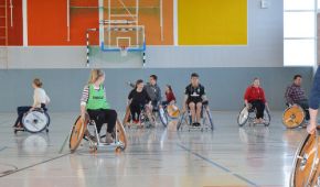 Schülerinnnen und Schüler des Hermann-Billung Gymnasiums beim Rollstuhl-Basketball