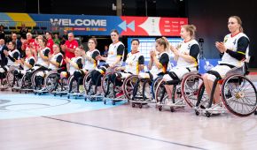 Die Rollstuhlbasketballerinnen bei der Hymne