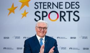Bundespräsident Frank-Walter Steinmeier vor Sterne des Sports Logo