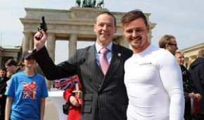 Britischer Botschafter Simon McDonald und Paralympic-Star Heinrich Popow vor dem Brandenburger Tor