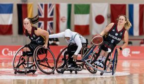 Lisa Bergenthal und Catharina Weiß im Einsatz um den Ball gegen ihre Gegnerin