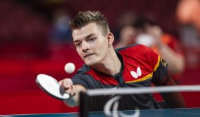 Para Tischtennis Spieler Thomas Schmidberger fokussiert den Ball