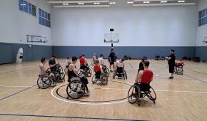 Die deutsche Rollstuhlbasketball-Nationalmannschaft der Herren beim Training in der Halle in Kienbaum.