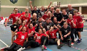 Jubelnde Sitzvolleyball-Meistermannschaften des TSV Bayer 04 Leverkusen