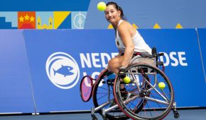 Rollstuhltennisspielerin Katharina Krüger holt zum Schlag aus