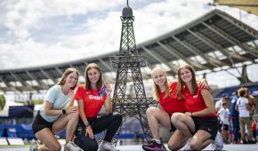 Lise Petersen, Nele Moos, Jule Roß und Kim Vaske hocken auf der Tartanbahn im Leichtathletik-Stadion vor einer großen Eiffelturm-Nachbildung