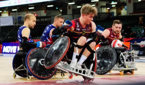 Deutschlands Rollstuhlrugby-Nationalspieler Josco Wilke und Marco Herbst liefern sich packende Zweikämpfe mit ihren britischen Gegenspielern