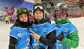 Para Snowboard-Trio in Wettkampf-Kleidung beim Weltcup-Auftakt in einer Skihalle