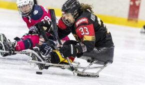Ingo Kuhli-Lauenstein duelliert sich beim Para Eishockey in einem Zweikampf mit dem Gegner