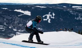 Christian Schmiedt fährt mit dem Snowboard auf der Piste