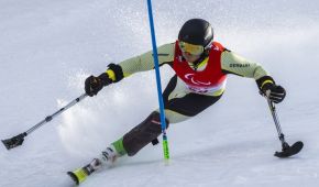 Para Ski alpin-Fahrer Christoph Glötzner in der stehenden Klasse beim Slalom.