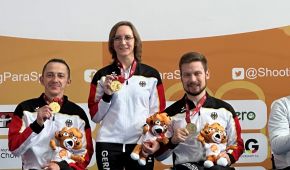 Das Team Para Sportschießen bei der Übergabe der Goldmedaille