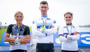 Kerstin Brachtendorf, Matthias Schindler und Maike Hausberger präsentieren ihre EM-Medaillen