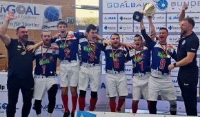 Pokalübergabe: Die Goalballer des RGC Hansa feiern ausgelassen den Meistertitel